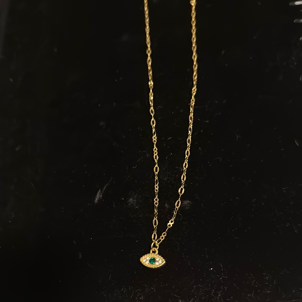 Elegant Gold Bracelet with Green Gemstone